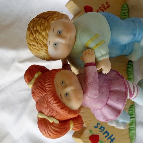Vintage Cabbage Patch Porcelain Figurine Hugs and Kisses  1984 - Picture 5 of 10